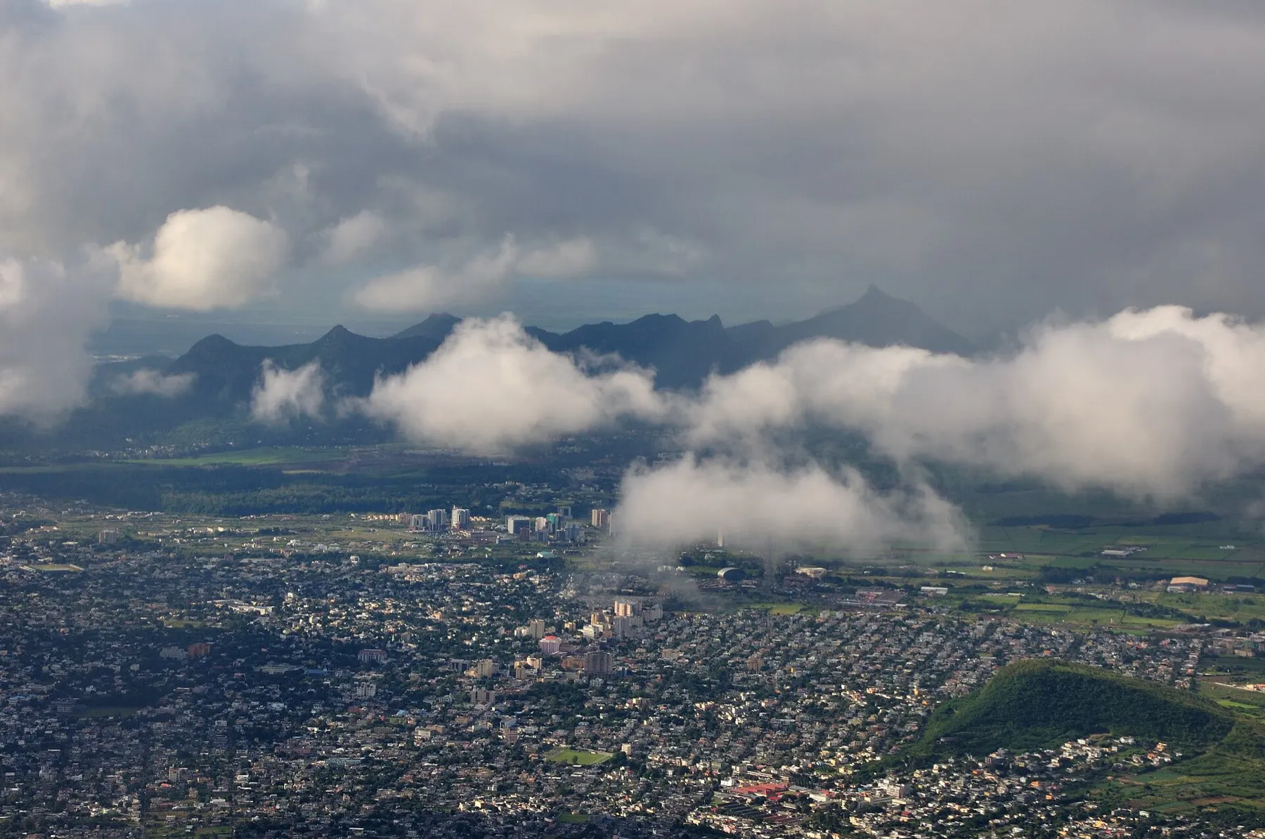 Vue aérienne des Plaines Wilhems, dont Quatre Bornes, au pied des montagnes