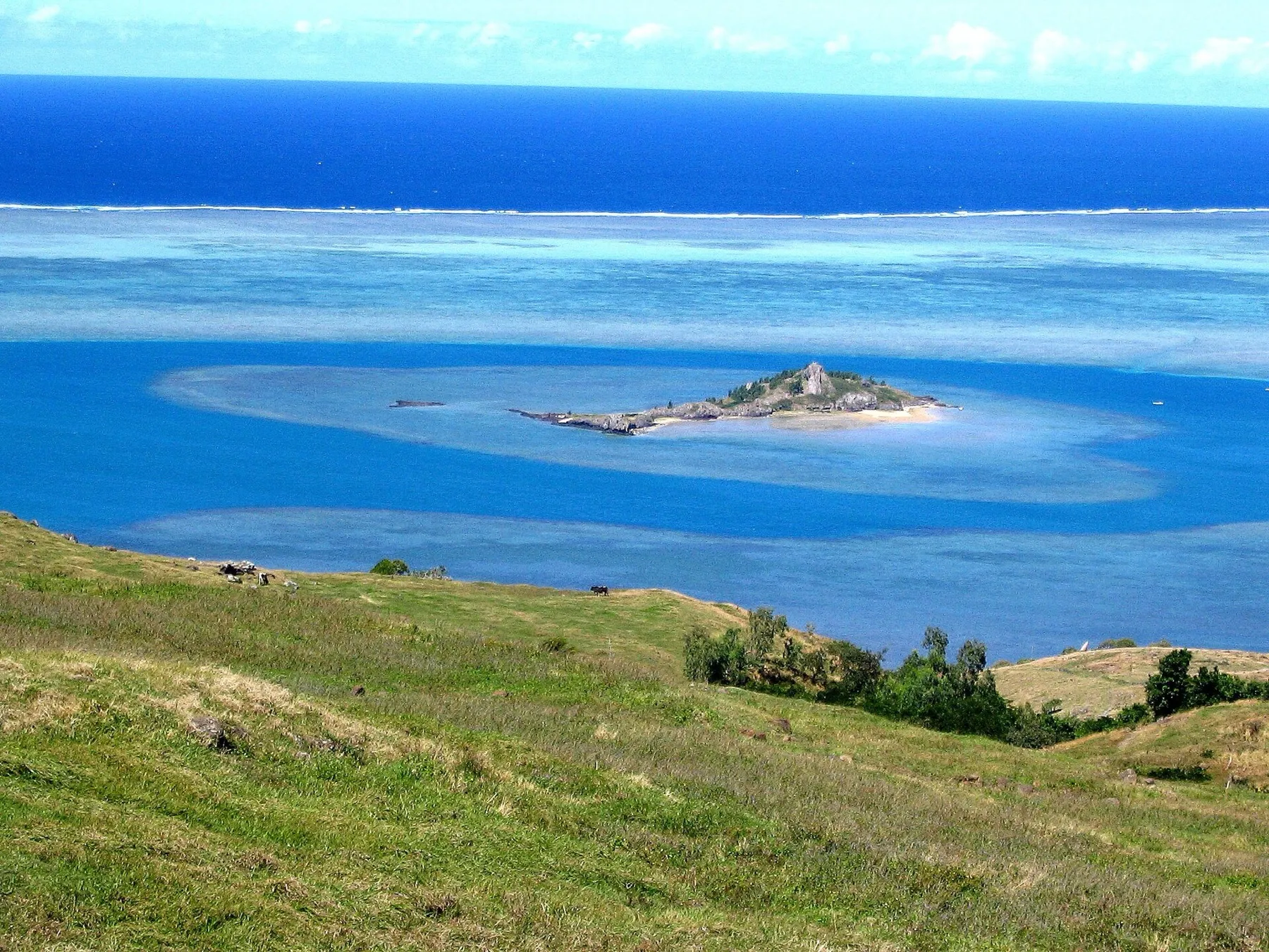 Le lagon de Rodrigues et l'îlot Hermitage vus depuis les collines