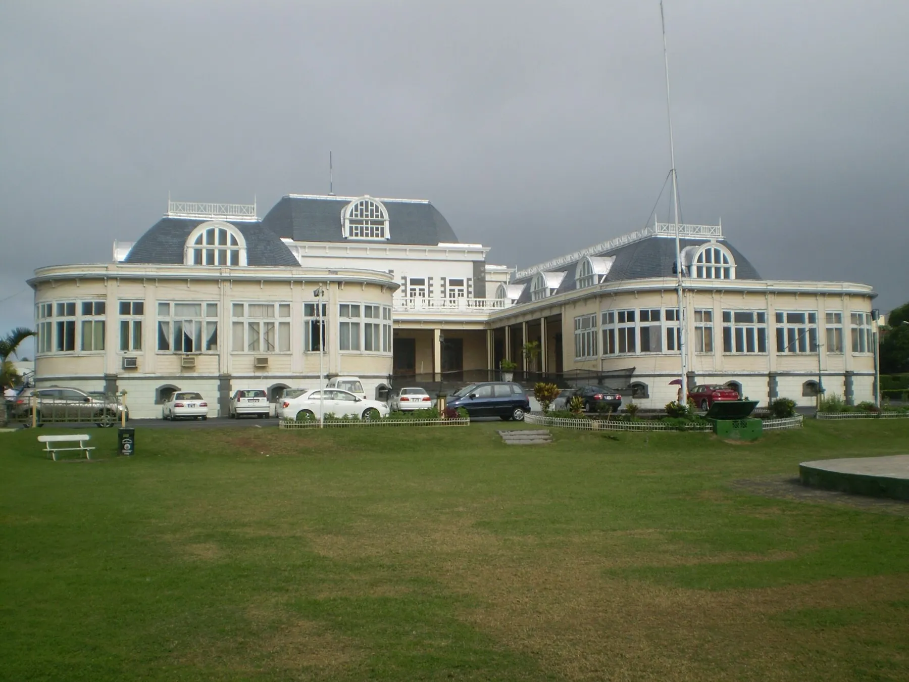 Le théâtre Plaza de Rose-Hill et sa pelouse