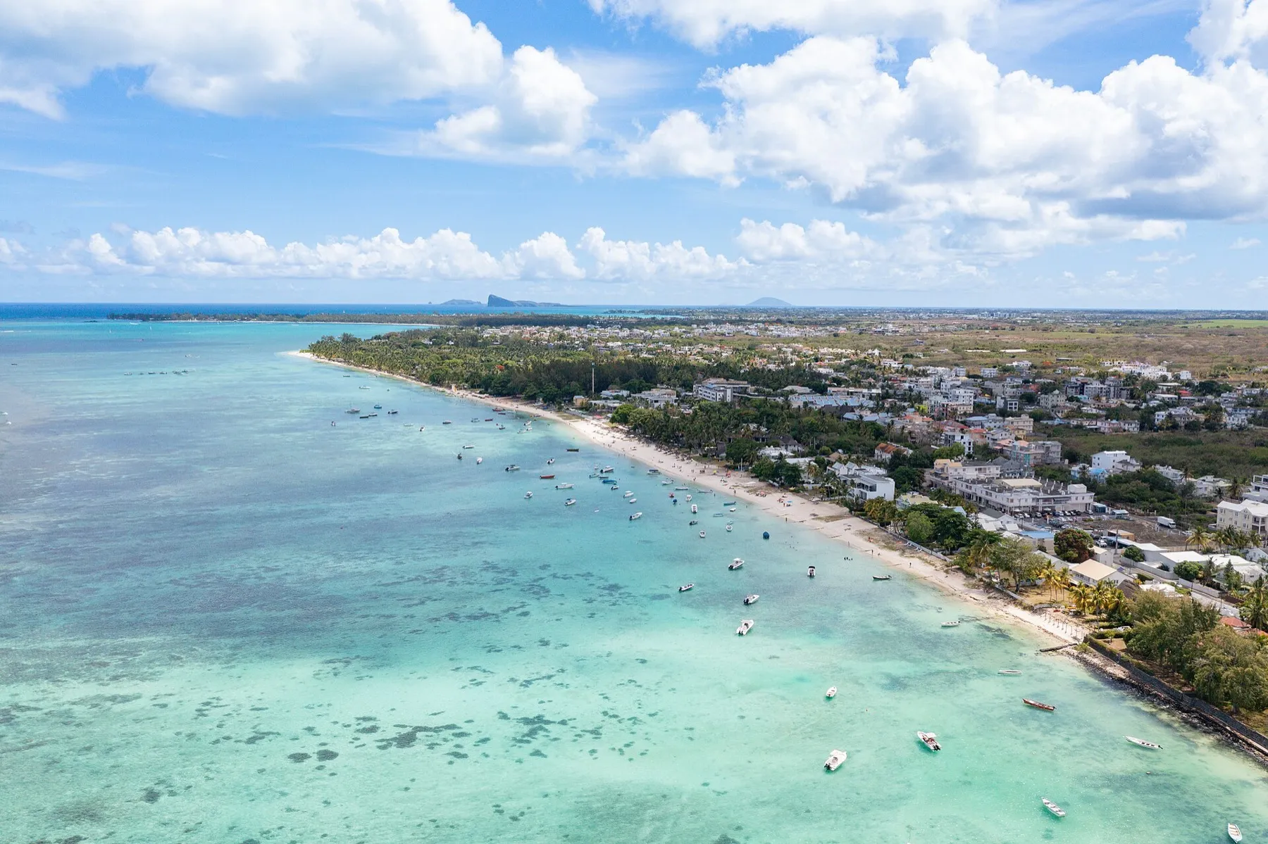 Vue aérienne de la plage de Trou aux Biches et de son lagon